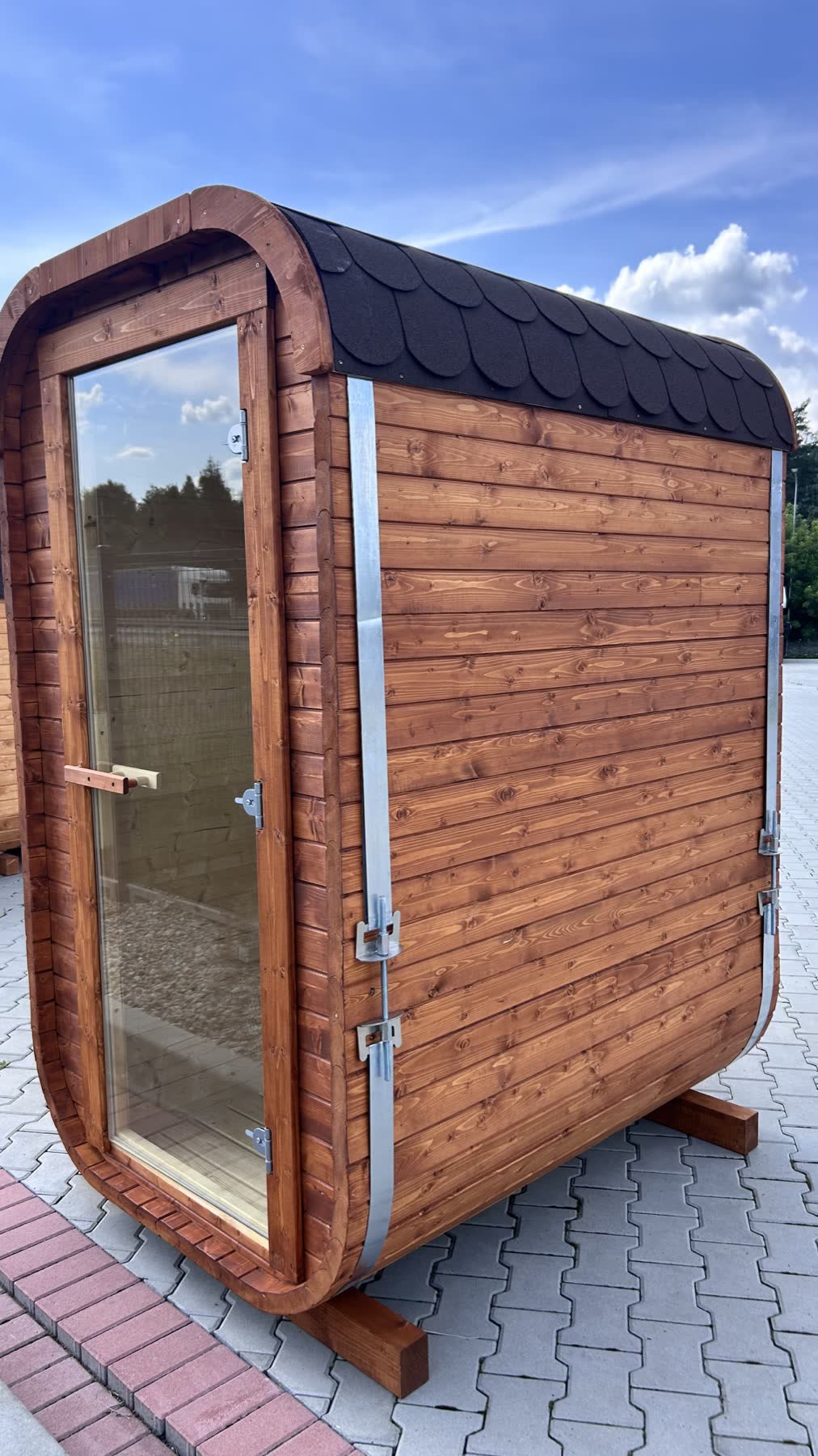 Sauna ogrodowa z drewnianą elewacją